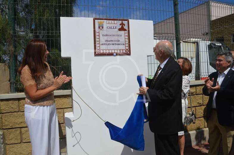 Momento del descubrimiento de la placa (Foto TA)